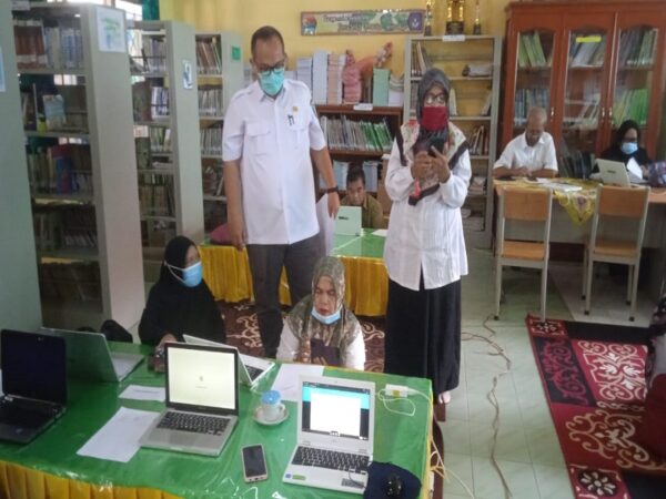 Kepala Sekolah dan Guru SMPN 3 Tanjungpandan Mengisi Survei Lingkungan Belajar Bersama