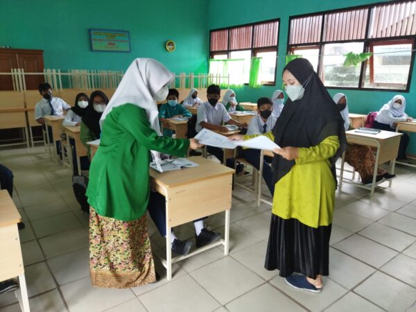 SISWA KELAS 7 TERIMA HASIL PTS