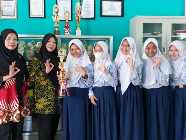 Siswa SMPN 3 Tanjungpandan Raih Juara 1 Lomba Edukatif Kultural Mading Tingkat SMP tahun 2022