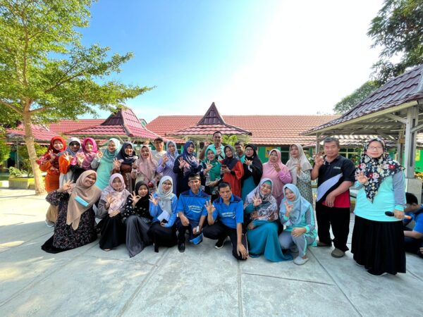 Penglepasan Guru Senior Ibu Nurseha, S,Pd. yang sudah mengakhiri masa kerjanya di SMPN 3 Tanjungpandan