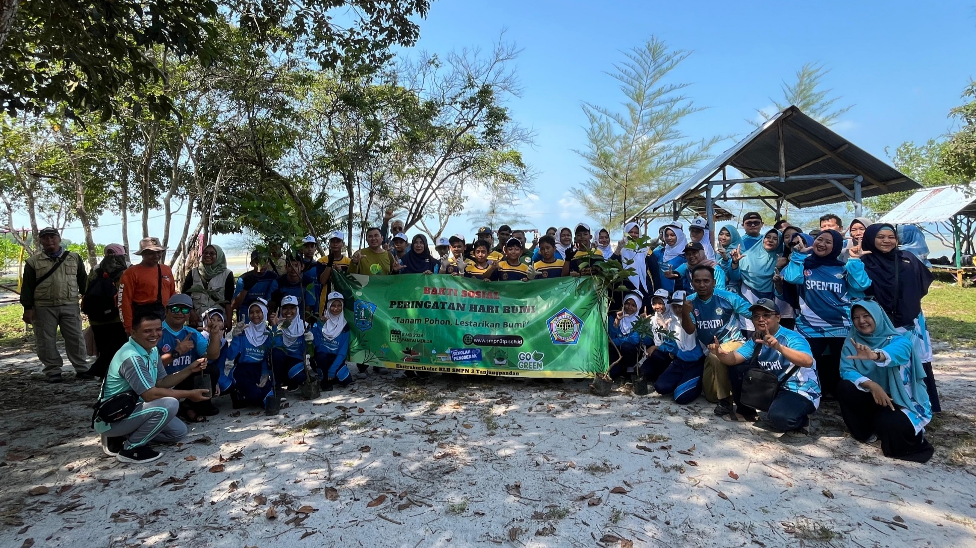 Peringati Hari Bumi, SMPN 3 Tanjungpandan Lakukan Bakti Sosial di HKM Pantai Merida