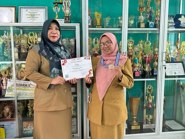 Antika, Guru SMP Negeri 3 Tanjungpandan, Raih Juara 2  pada Ajang Kompetensi Sains Nasional 2024