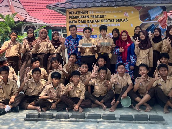 SMPN 3 Tanjungpandan Gelar Pelatihan 3R Pembuatan “BAKER” Bata Kertas SMPN 3 Tanjungpandan Gelar Pelatihan 3R Pembuatan “BAKER” Bata Kertas