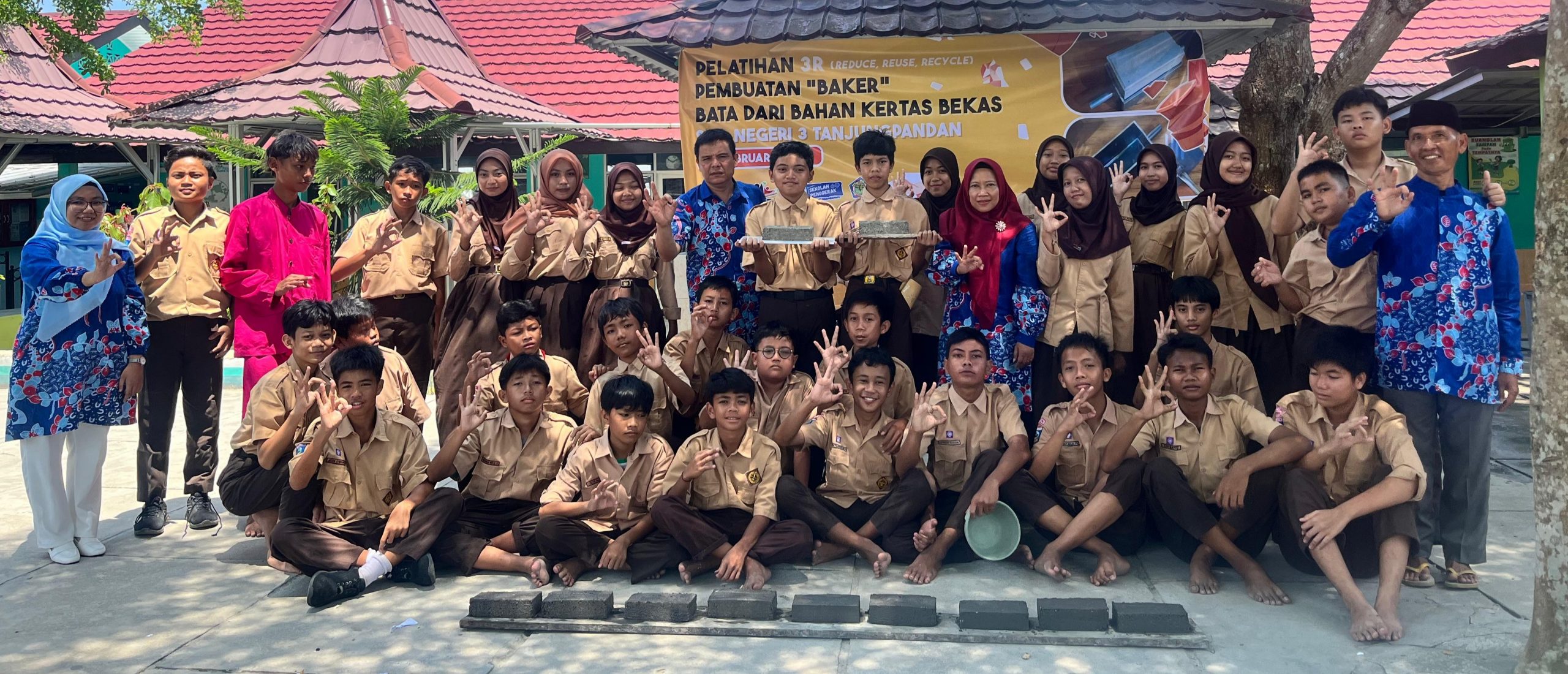 SMPN 3 Tanjungpandan Gelar Pelatihan 3R Pembuatan “BAKER” Bata Kertas SMPN 3 Tanjungpandan Gelar Pelatihan 3R Pembuatan “BAKER” Bata Kertas
