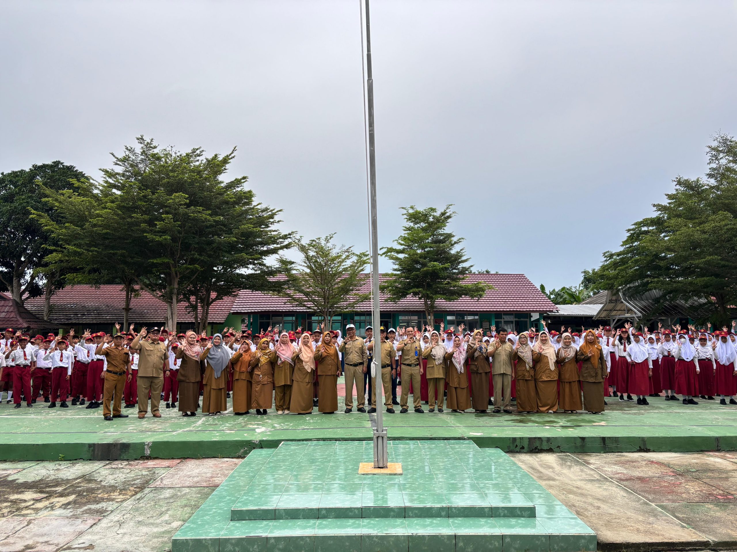 MPLS 2025/2026 SMPN 3 Tanjungpandan Dibuka oleh Kepala Dinas Pendidikan dan Kebudayaan Kabupaten Belitung MPLS 2025/2026 SMPN 3 Tanjungpandan Dibuka oleh Kepala Dinas Pendidikan dan Kebudayaan Kabupaten Belitung